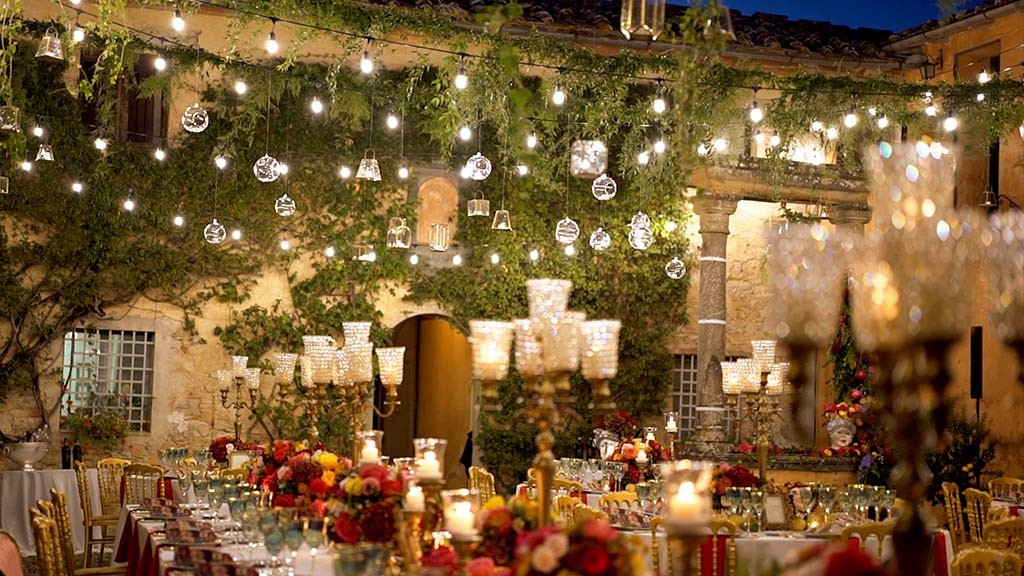 Wedding dinner and party in the courtyard of Villa Catignano