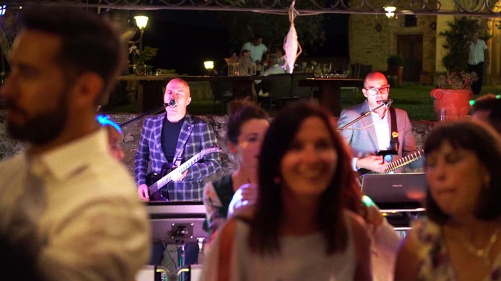 Borgo Pignano wedding band - Live music and dj set all-in-one package by Guty & Simone